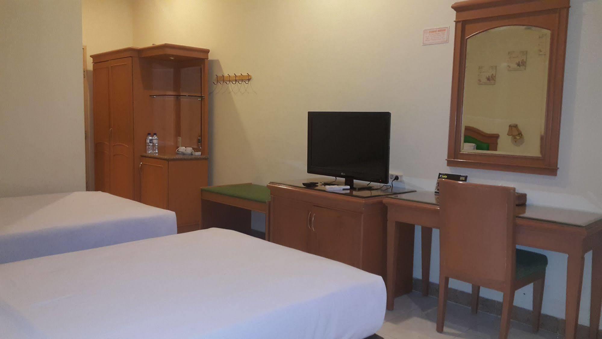Hotel Maricaya Макасар Екстериор снимка